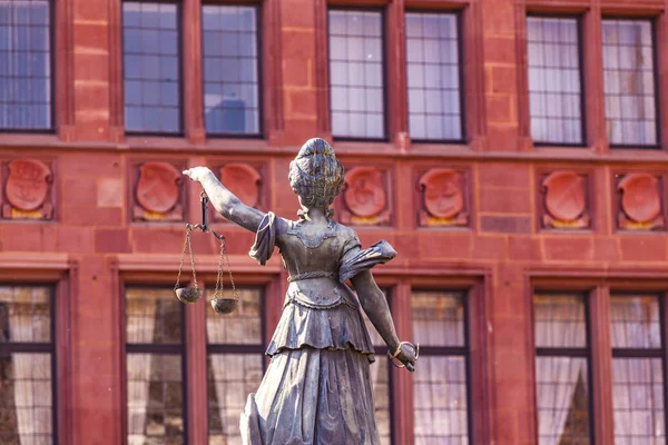 Standbeeld van Vrouwe Justitia tegenover de romer in frankfurt — Stockfoto
