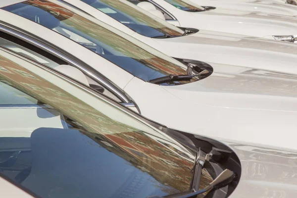 Detalhe de carros brancos estacionamento — Fotografia de Stock