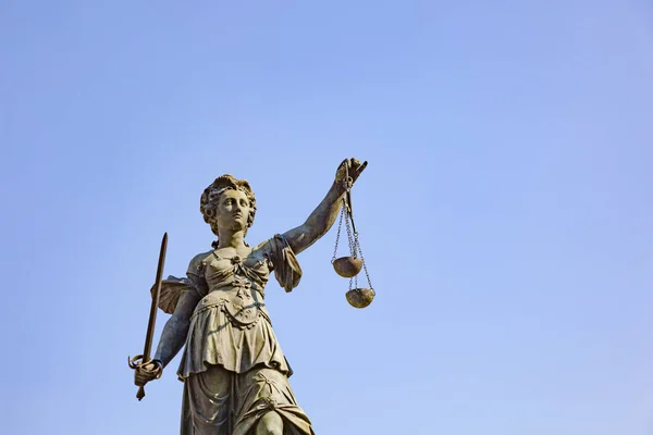 Estatua de Lady Justice frente al Romer en Frankfurt - Germen —  Fotos de Stock