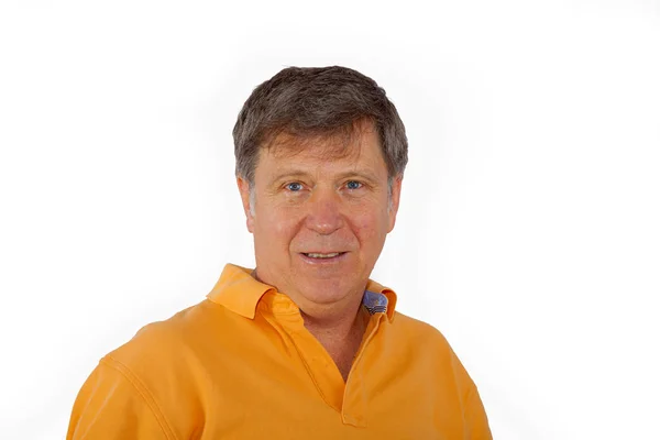 Starszy człowiek z pomarańczową koszulą wyglądający pozytywnie — Zdjęcie stockowe