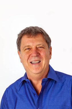 Yakışıklı yaşlı bir adamın görünen ve gülümseyen portresi 