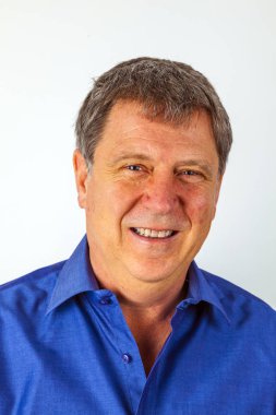 Yakışıklı yaşlı bir adamın görünen ve gülümseyen portresi 