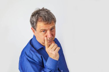 Yakışıklı yaşlı bir adamın görünen ve gülümseyen portresi 