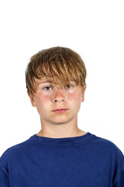 ıslak saçlı stüdyoda üzgün çocuk