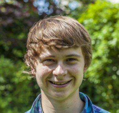   çekici mutlu gülen çocuk bahçesinde 