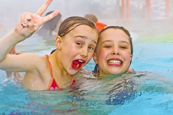Діти розважаються у відкритому термальному басейні — стокове фото