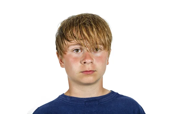 Menino triste no estúdio com cabelo molhado — Fotografia de Stock