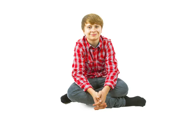 바닥에 앉아 있는 똑똑한 소년 — 스톡 사진