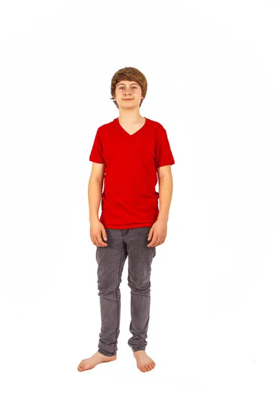 赤いシャツを着た立っている十代の少年 — ストック写真
