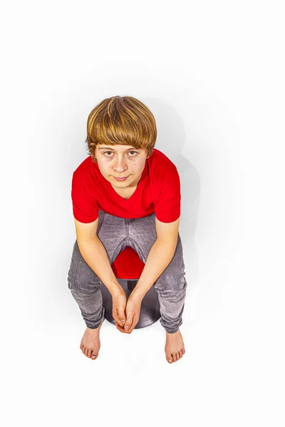 Adolescent garçon assis sur une chaise — Photo