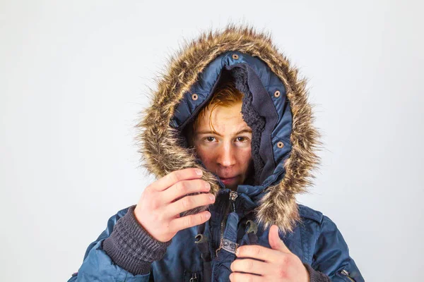 Frierender Junge in Winterkleidung — Stockfoto