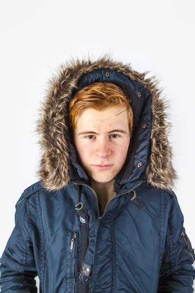 Ijskoude jongen in winterkleren — Stockfoto