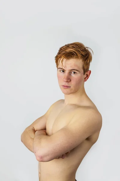 Ung attraktiv man med naken torso — Stockfoto