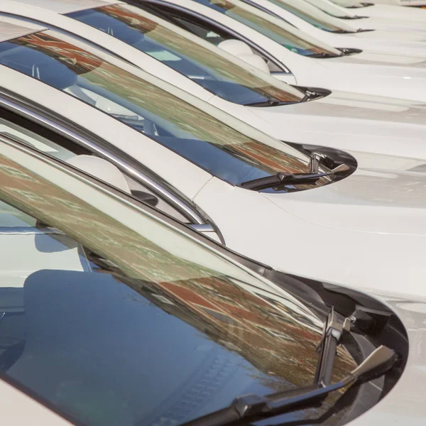 Detalle de aparcamiento de coches blancos — Foto de Stock