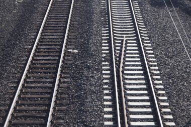 demiryolu parça geçiş ile
