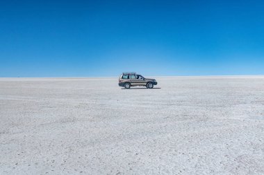 Salar de Uyuni tuz çölünde araba
