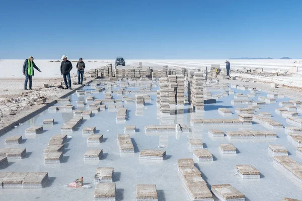 Pessoas visitam mina de sal em Salar de Uyuni — Fotografia de Stock