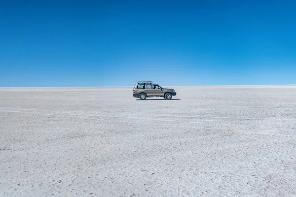 Samochód na pustyni solnej Salar de Uyuni — Zdjęcie stockowe