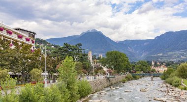 Passer nehri ve mou manzaralı Meran gezinti görünümü