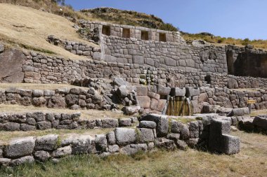 Tambomachay, kanallar, şelaleler, su kemerleri yakın ile İnca sitesi