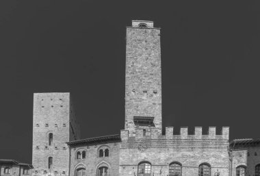 Tipik Toskana kasabasında eski medeival meydanı ve kuleleri, popüler t