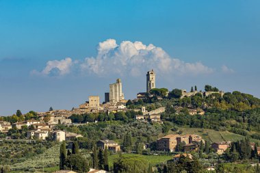 San Gimignano, res ile eski ortaçağ tipik Toskana şehir görünümü