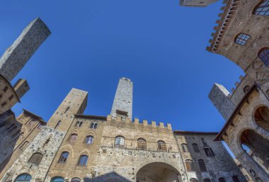 Tipik Toskana kasabasında eski medeival meydanı ve kuleleri, popüler t