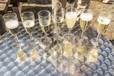 köpüklü şarap ile gözlük detay 