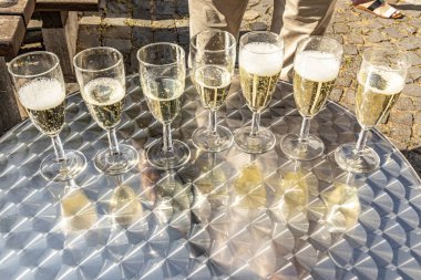 köpüklü şarap ile gözlük detay 