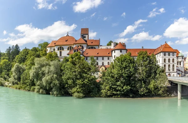 Högt palats och Saint Mang kloster i Füssen på floden Lech, G — Stockfoto