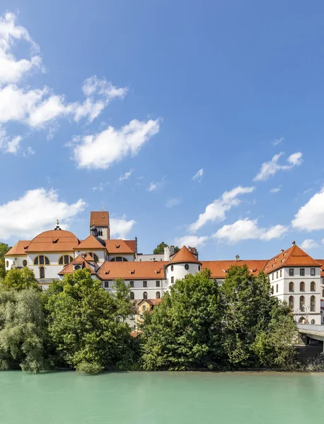 Högt palats och Saint Mang kloster i Füssen på floden Lech, G — Stockfoto