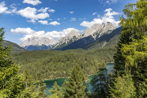 Paisagem de montanha e vista panorâmica da área de descanso "Zugspitz — Fotografia de Stock