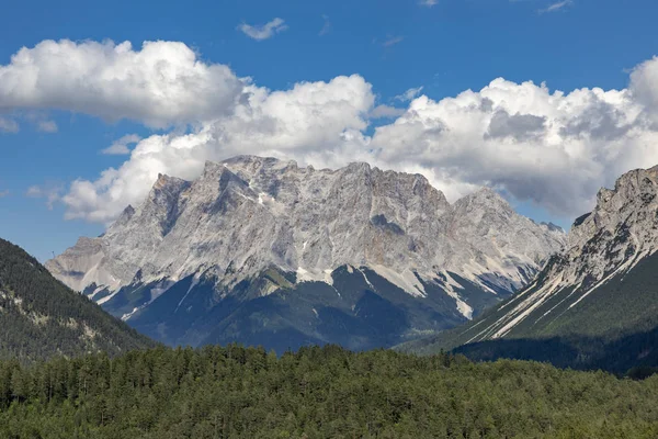 Paysage de montagne et vue panoramique depuis la zone de repos "Zugspitz — Photo