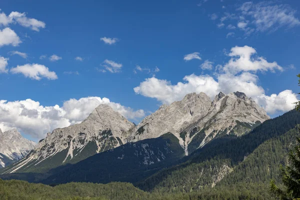 Paysage de montagne et vue panoramique depuis la zone de repos "Zugspitz — Photo