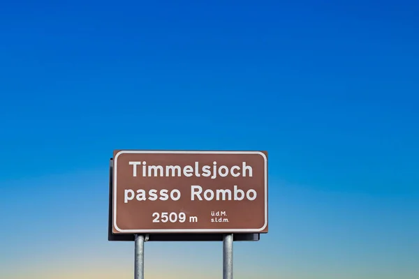 Straatnaambord Timmelsjoch aan de Duitse Oostenrijkse grens — Stockfoto