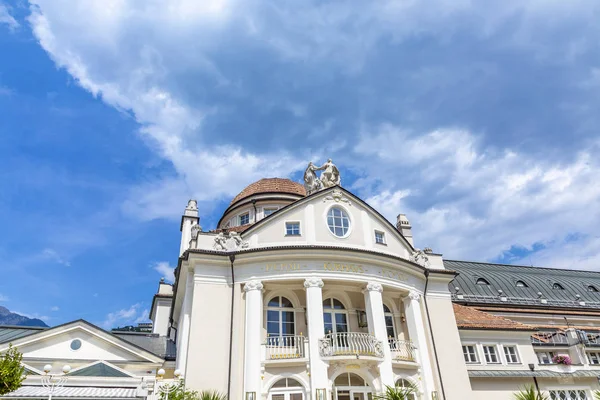 Kurhaus z Meran jest znanym budynkiem i symbolem Merano Tow — Zdjęcie stockowe