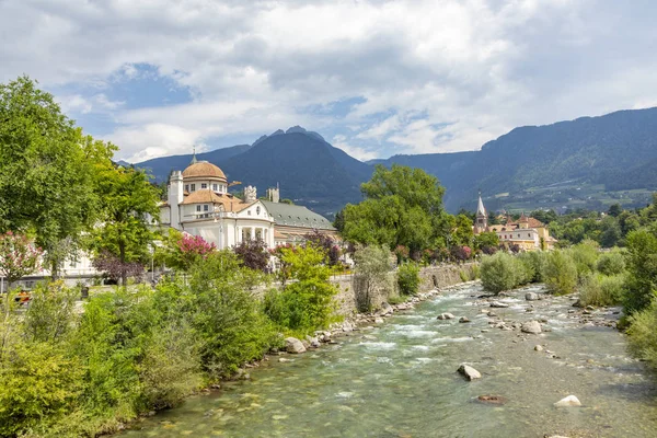 Rio Passer na cidade turística de Merano, na Itália — Fotografia de Stock