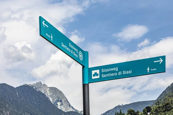 Firmar Sissiweg en Merano, Italia. La reina Sissi recorrió ese camino en — Foto de Stock