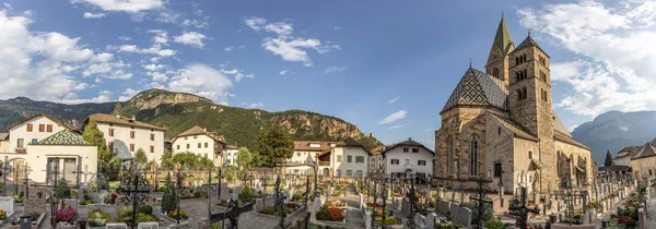 Berömd gammal kyrka i Telan med kyrkogården i södra Tyrol, Italien — Stockfoto