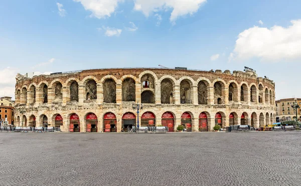 สนามกีฬาโรมันโบราณที่โด่งดัง di Verona — ภาพถ่ายสต็อก