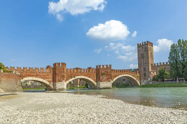 Río Adigio y puente fortificado Verona Castel Vecchio Bridge (P —  Fotos de Stock