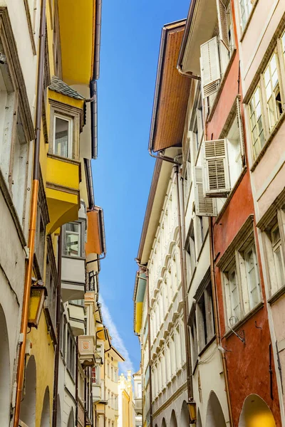 Calle de la zona peatonal en Bolzano con antigüedades típicas tradicionales — Foto de Stock