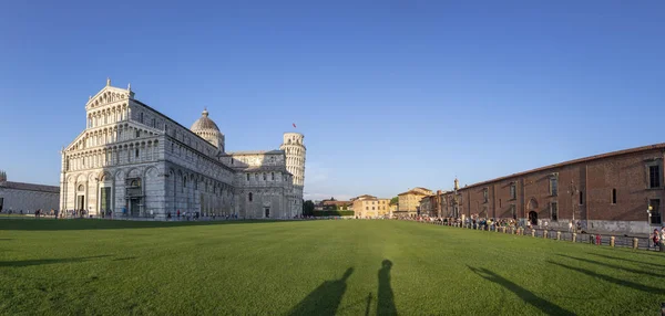 Les gens visitent la célèbre piazza del miracoli à Pise, Toscane — Photo