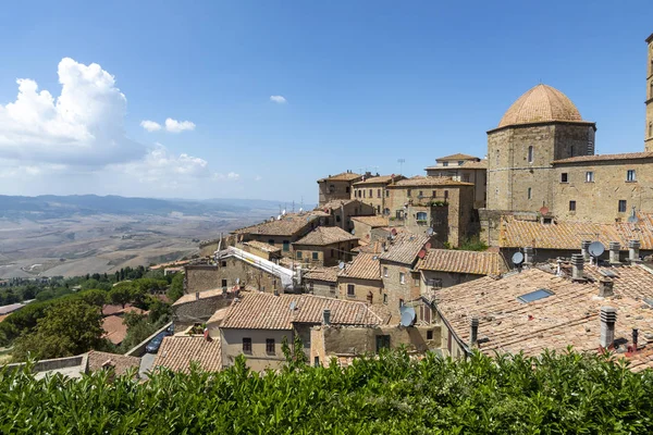 Toscana, ciudad de Volterra skyline, iglesia y vista panorámica de los soles — Foto de Stock