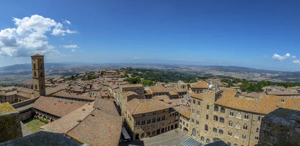 Toscana, ciudad de Volterra skyline, iglesia y vista panorámica de los soles —  Fotos de Stock