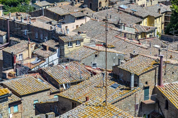Volterra-Skyline mit Hausdächern mit alten traditionellen Ziegeln, — Stockfoto