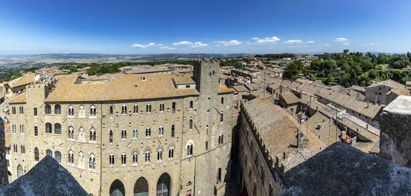 Toscana, ciudad de Volterra skyline, iglesia y vista panorámica de los soles — Foto de Stock