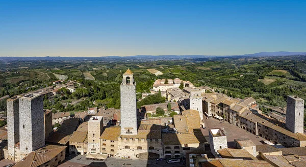 San Gimignano, antigua ciudad medieval típica toscana con residencial — Foto de Stock