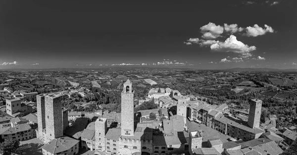 San Gimignano, gamla medeltida typiska toskanska staden med bostäder — Stockfoto