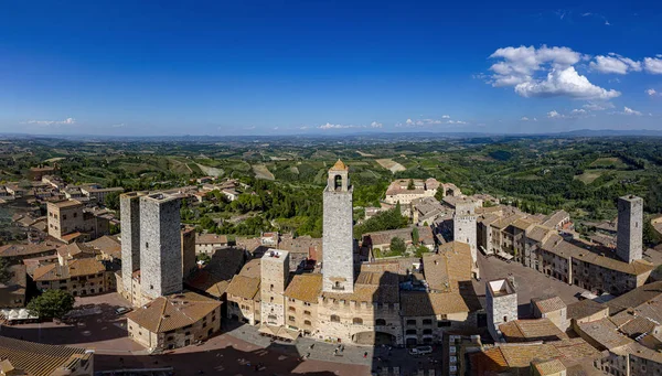 San Gimignano, antigua ciudad medieval típica toscana con residencial — Foto de Stock